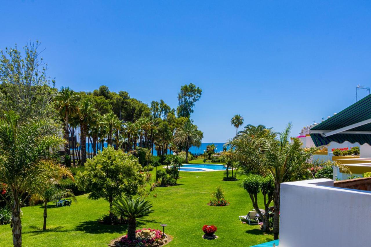 Spacious Beachfront Town House In Estepona With Fully Equipped Kitchen, Pools, Garden, Sea View Екстер'єр фото